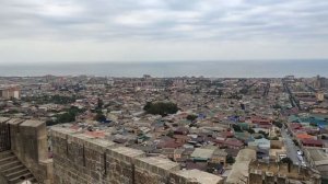 Вид с Дербентской крепости на Дербент и Каспийское море