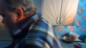 Сын помогает маме готовить ужин Все брызгается, но не на нас Деревенский день с вкусняшками СЕМЬЯ МЫ