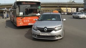 Таксисты на Московском вокзале нарушают ПДД на глазах гаишников, а потом сбегают