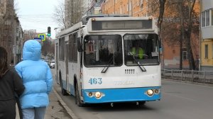 "Со спущенным колесом". Троллейбус ЗиУ-682Г-016.02 борт. №463 маршрут №4 на к/ост. метро "Динамо"