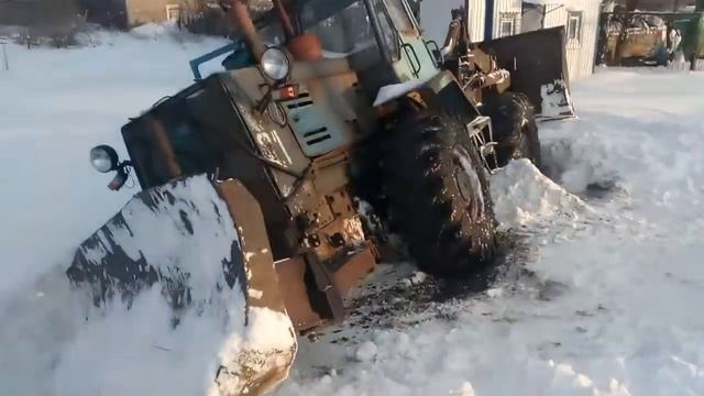 т-150к сполз при чистке снега