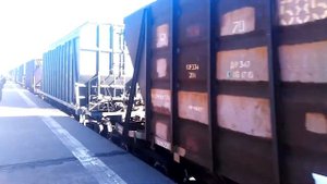 Отправление грузового поезда с хопперами с удобрениями