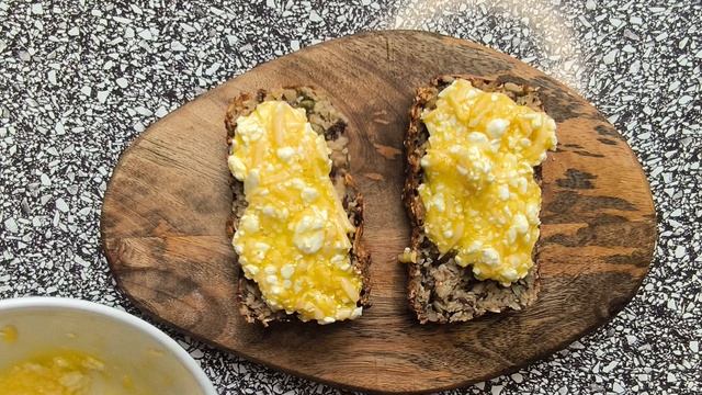 До обеда будешь сыт! Вкусный и сытный бутерброд творожно-сырный смотреть онлайн