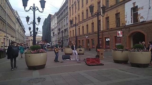 Уличные музыканты. Карина Зенкина Let's get loud смотреть онлайн