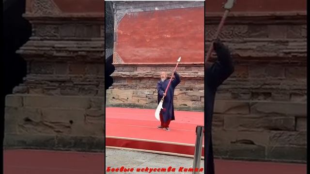 Монах Уданского монастыря Даосский мастер Цзэн выступает на празднике с китайской алебардой
