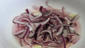 Салат из вареной свинины и маринованным луком