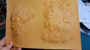 Документница мужская. Этап резьбы и тиснения по коже.Изделия из кожи.Видео обзор:Неправильные пчёлы