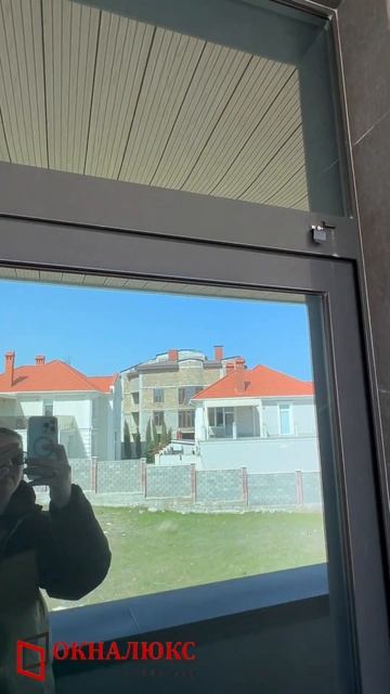 Накладная москитная сетка антрацит на террасе. Москитная сетка на алюминиевые окна в Севастополе