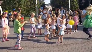 Танцуем 'Колесики, Колесики и красивый руль', 'У тети Моти 4 сына'"