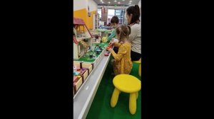 Дети играют в большом загородном доме