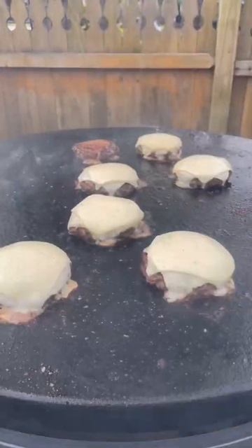 The PERFECT BURGER #shorts #bbq #grill смотреть онлайн