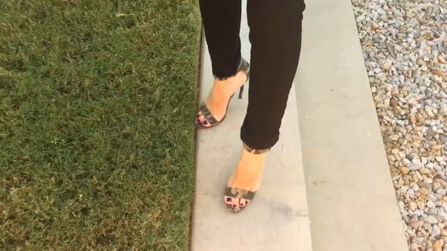 How to Walk on Grass with Heels - Tutorial смотреть онлайн
