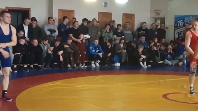 Воля к победе. Борец в синей футболке проигрывая 4-13 вырвал победу.Вольная борьба смотреть онлайн
