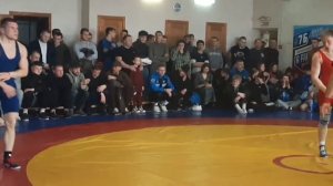 Воля к победе. Борец в синей футболке проигрывая 4-13 вырвал победу.Вольная борьба