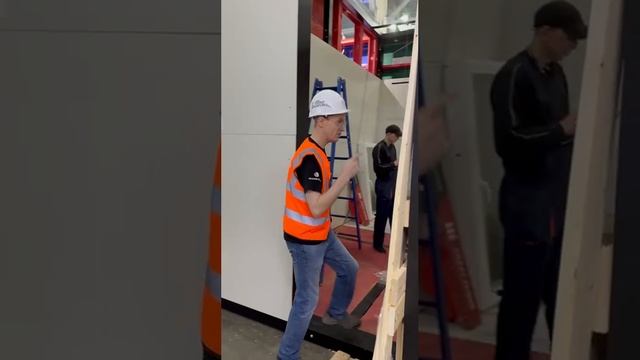Захаров Сергей на стенде компании СКАЛА. Застройка стенда MOSBUILD2025