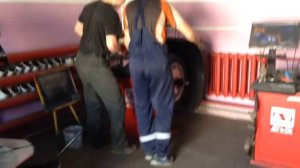 Прикол! Танец шиномонтажников!!!