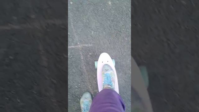 МНЕ КУПИЛИ ПЕННИ БОРД . Учусь кататся