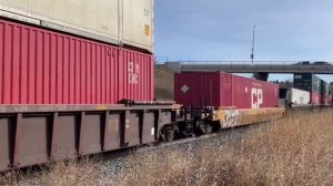 Железные дороги Канады, локомотив SD70 с грузовым поездом