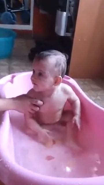 Алиса купается смотреть онлайн