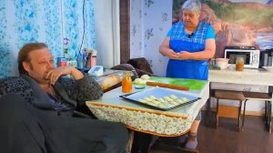 Сын трутень все думы думает пока мама готовит ему поесть ДЕРЕВЕНСКАЯ ЖИЗНЬ КАНАЛА ПОДВАЛ ИЛЬИЧА