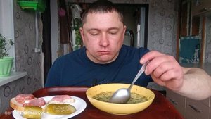 мукбанг/обжор/суп с лапшой,бутерброды с колбасой,соленья/