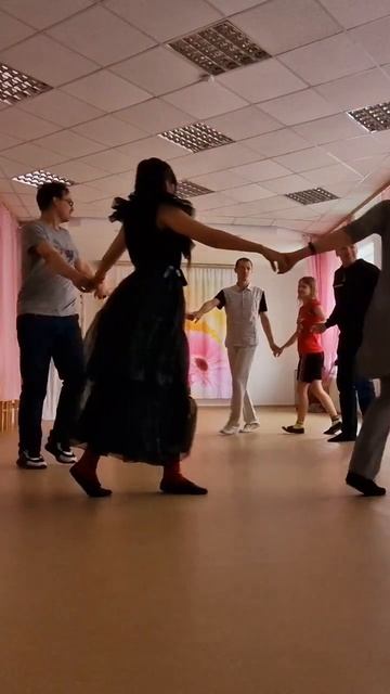 Сколько людей в хороводе? 😄 #хоровод #русскиенародныетанцы #shorts