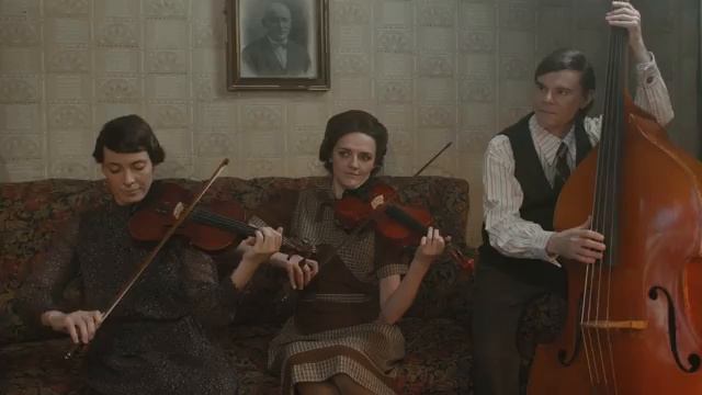 "Горит свечи огарочек..."