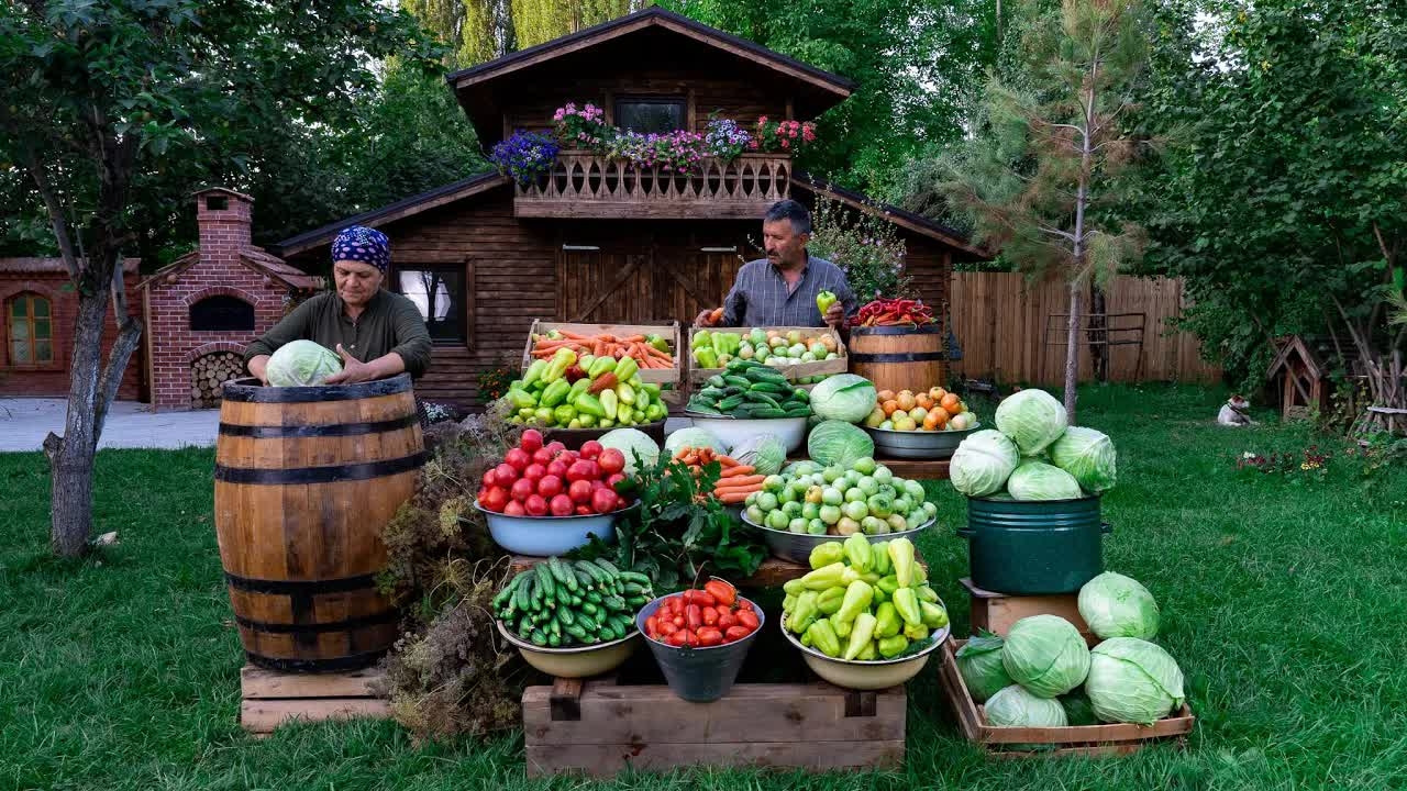 🌽🥒🥕Соления Сезонного Урожая: Маринование Овощного Ассорти в 200-литровой Деревянной Бочке