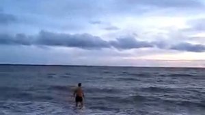 парень закаляется на пляже.flv