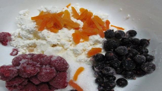 Пирог из лаваша с творогом и ягодами