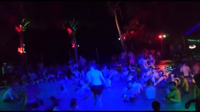 Pool party at coral bungalows Koh PhaNgan Thailand смотреть онлайн