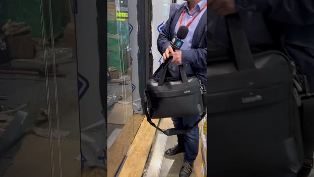Захаров Сергей на застройке стендов MOSBUILD 2025 Алюпорт супер двери из Alumil