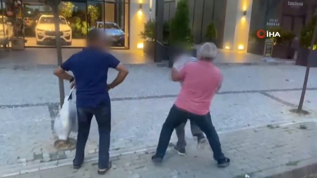 Otobüs sapığı iş üstünde yakalandı dayak yedi! Kadınların fotoğrafını çekiyordu смотреть онлайн