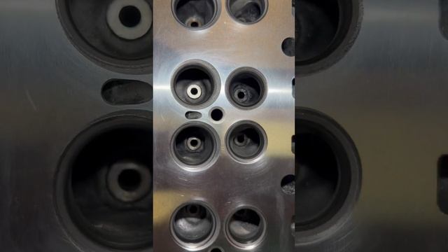 Сборка головки блока цилиндров дизельного мотора VOLVO. смотреть онлайн