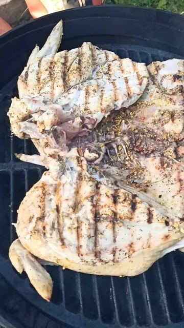 Субботний вечер и курочка на мангале👍 (маринад в предыдущем видео) смотреть онлайн