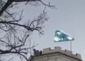 Светящийся Треугольный Корабль