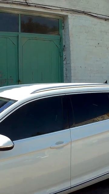 Белый Volkswagen Passat B8 (2014–н.в.) тонированный чёрной плёнкой с лобовым хамелеон ➤Тонировка смотреть онлайн