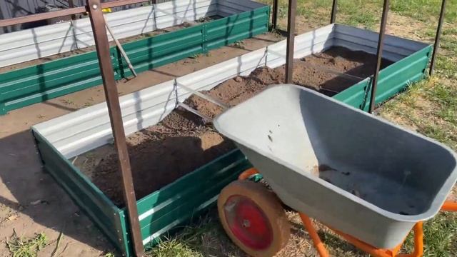 СЪЕЗДИЛИ К ПАПЕ// ПОСМОТРЕЛИ ЩЕНКА ВКУСНЫЕ ОЛАДЬИ ПЕРЕНОШУ ЗЕМЛЮ В ТЕПЛИЦУ смотреть онлайн