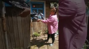 Способ изготовления пугало от налёта птиц из чёрных мешков и ненужных шнурков. Пугало.