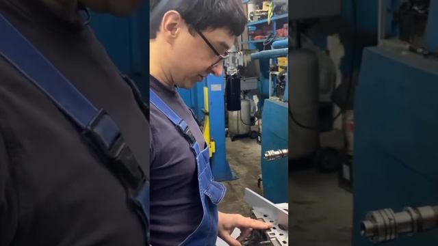 Измерение деформации гбц на моторе Вольво. смотреть онлайн