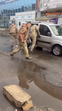 Вот парняга спас своего кореша в Днепре (Озерка) от похищения полицаями.
