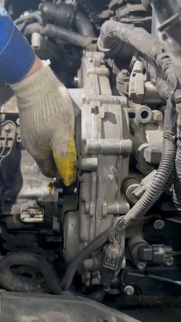 Устранение течи масла через крышку цепи мотора VOLVO 3,2. смотреть онлайн