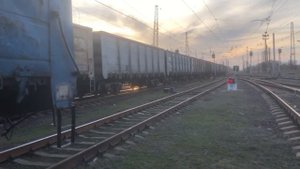 Вл8м-746 и Вл10у-195 прибывают с грузовым поездом на Углегорск
