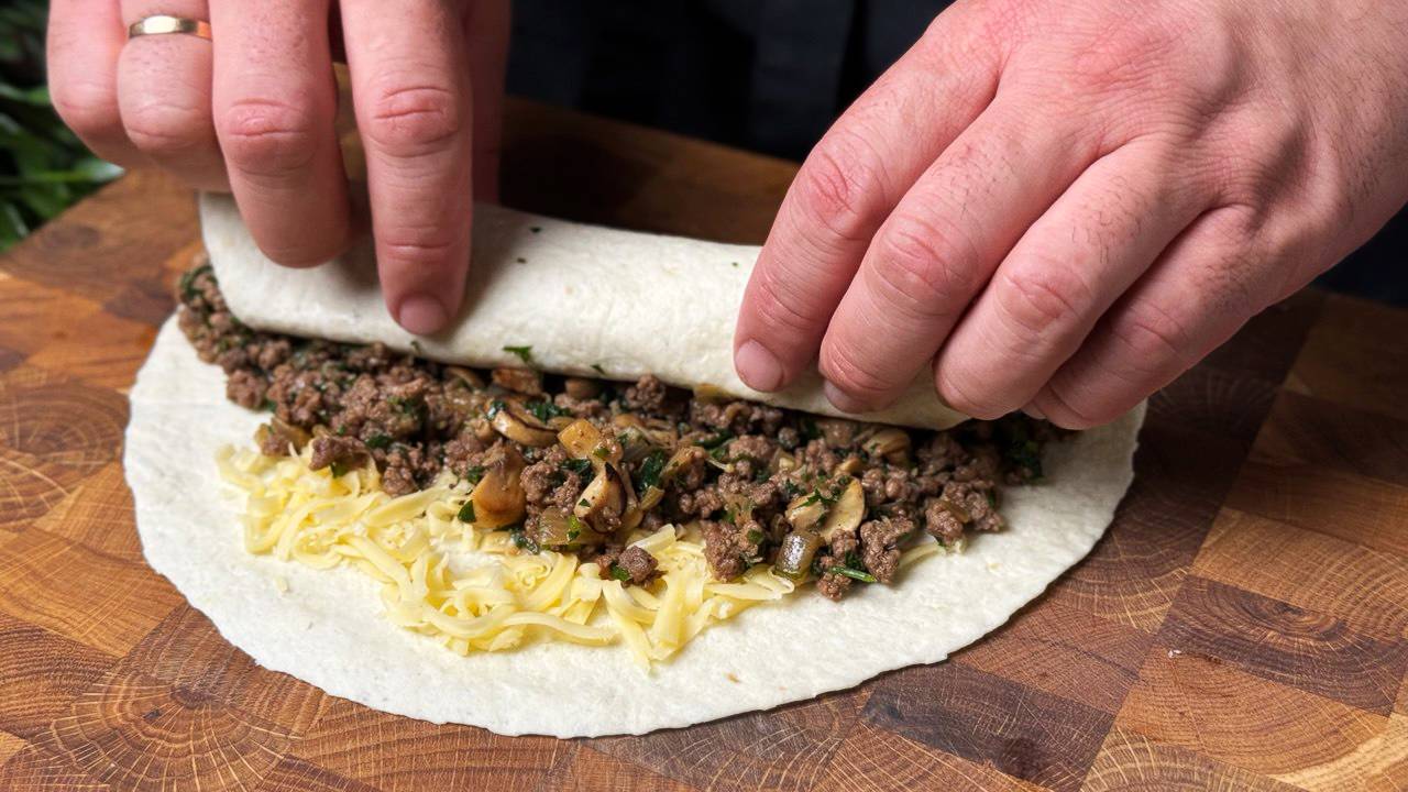 Как приготовить невероятный ролл из тортильи с сыром, грибами и мясом?