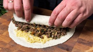 Как приготовить невероятный ролл из тортильи с сыром, грибами и мясом?