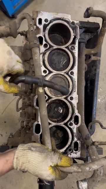 Разбираем на запчасти уставший мотор Вольво 2,5т. Часть 2. смотреть онлайн