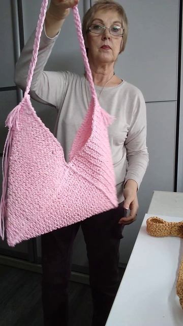 Сумочка хобо из рафии с бахромой в наличии.