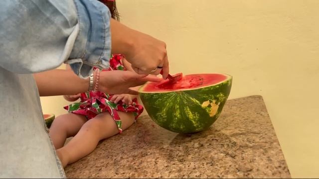 DEI UMA MELANCIA INTEIRA PARA MINHA IRMÃZINHA DE 1 ANO PELA PRIMEIRA VEZ!! *me surpreendi* смотреть онлайн