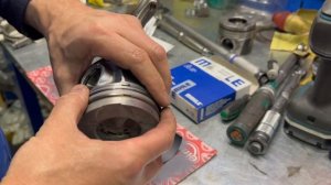 Установка поршней - №2 инструкция по сборке дизельного мотора Вольво.