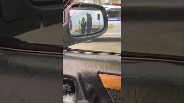 В Горячем Ключе инспекторы ГИБДД остановили волонтёров, перевозивших автомобиль для бойцов СВО.